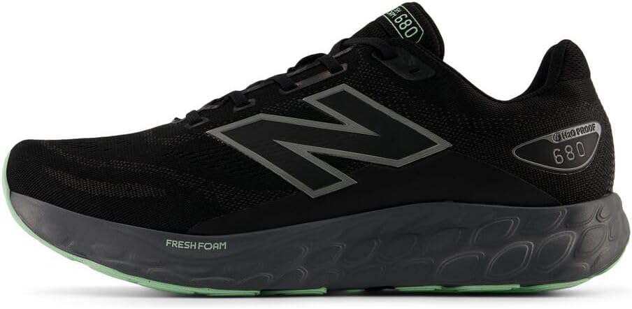 Мужские водонепроницаемые беговые кроссовки New Balance Fresh Foam 680 V8, черный/зеленый — фото 2