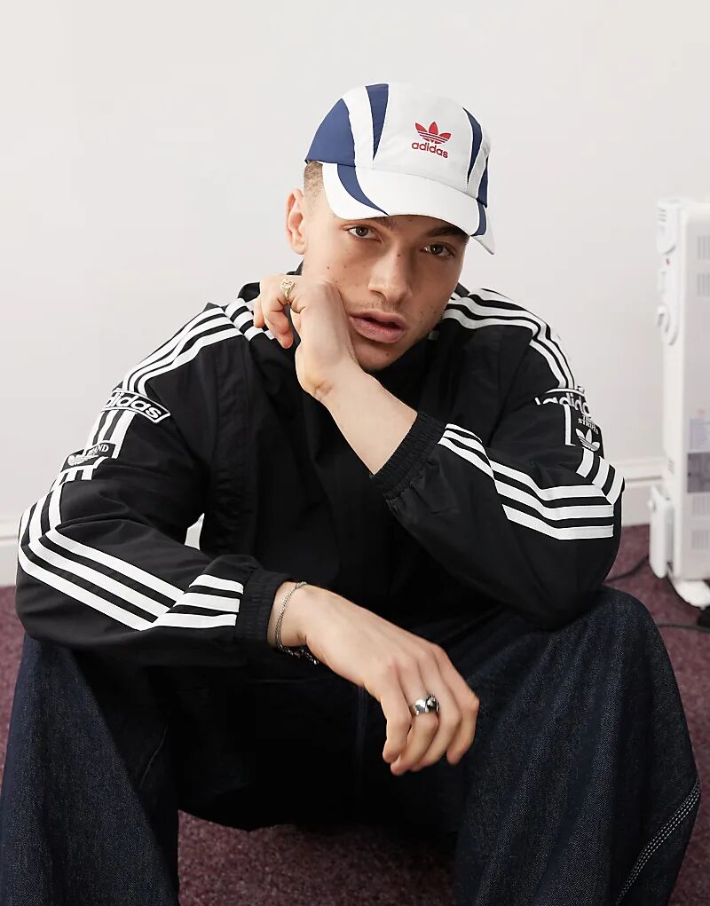 

Дорожная кепка белого цвета adidas Originals