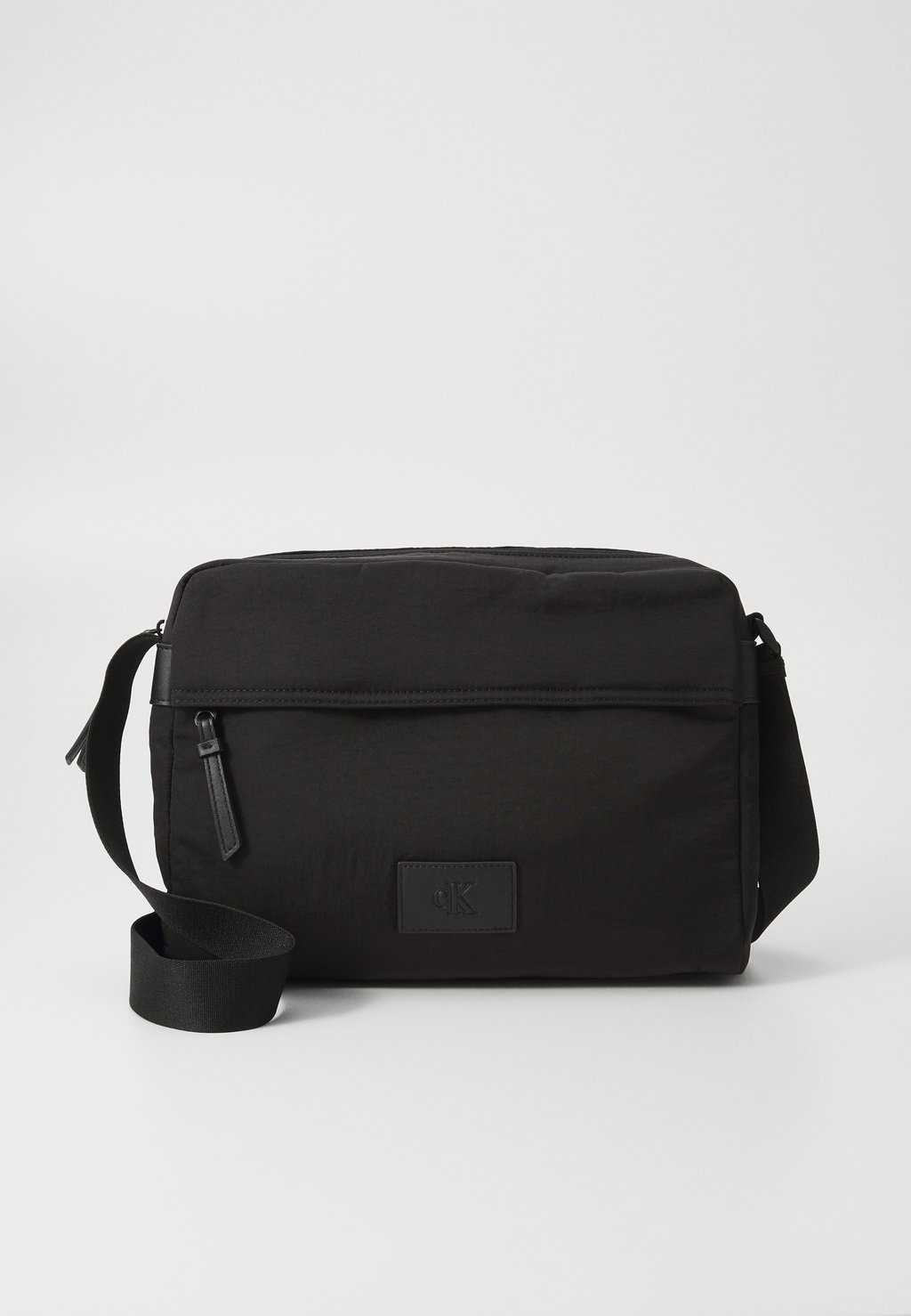 

Сумка через плечо NEW JEANS ZIP FLIGHT BAG Calvin Klein Jeans, черный