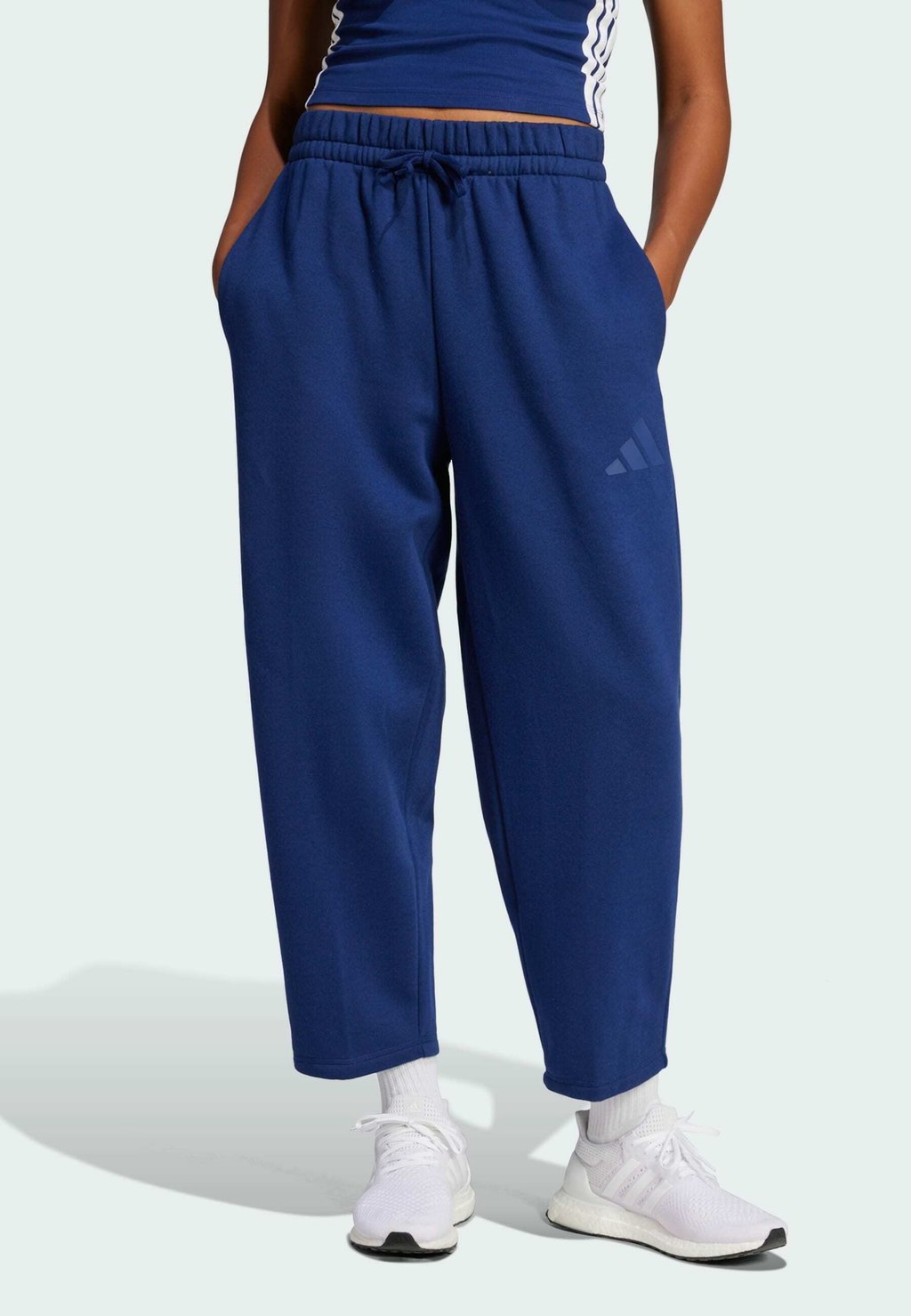 

Спортивные брюки ESSENTIALS CONTEMPORARY LOGO BARREL adidas Sportswear, темно-синий