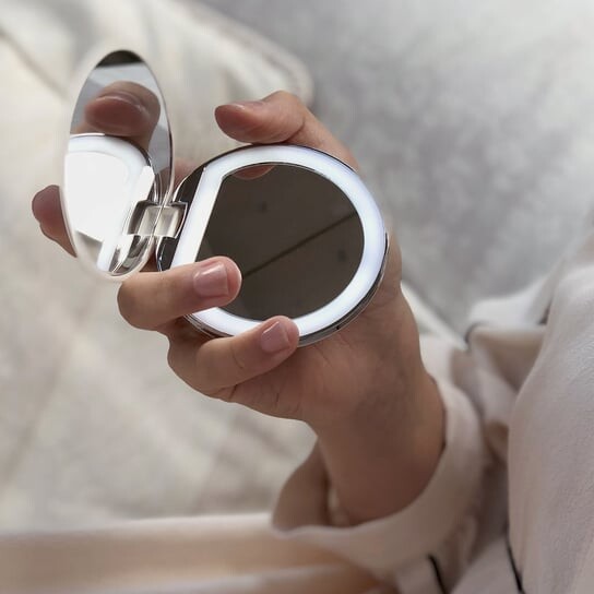 Зеркало карманное с регулируемой светодиодной подсветкой (USB), белый Maquillage, AILORIA, серебро — фото 4