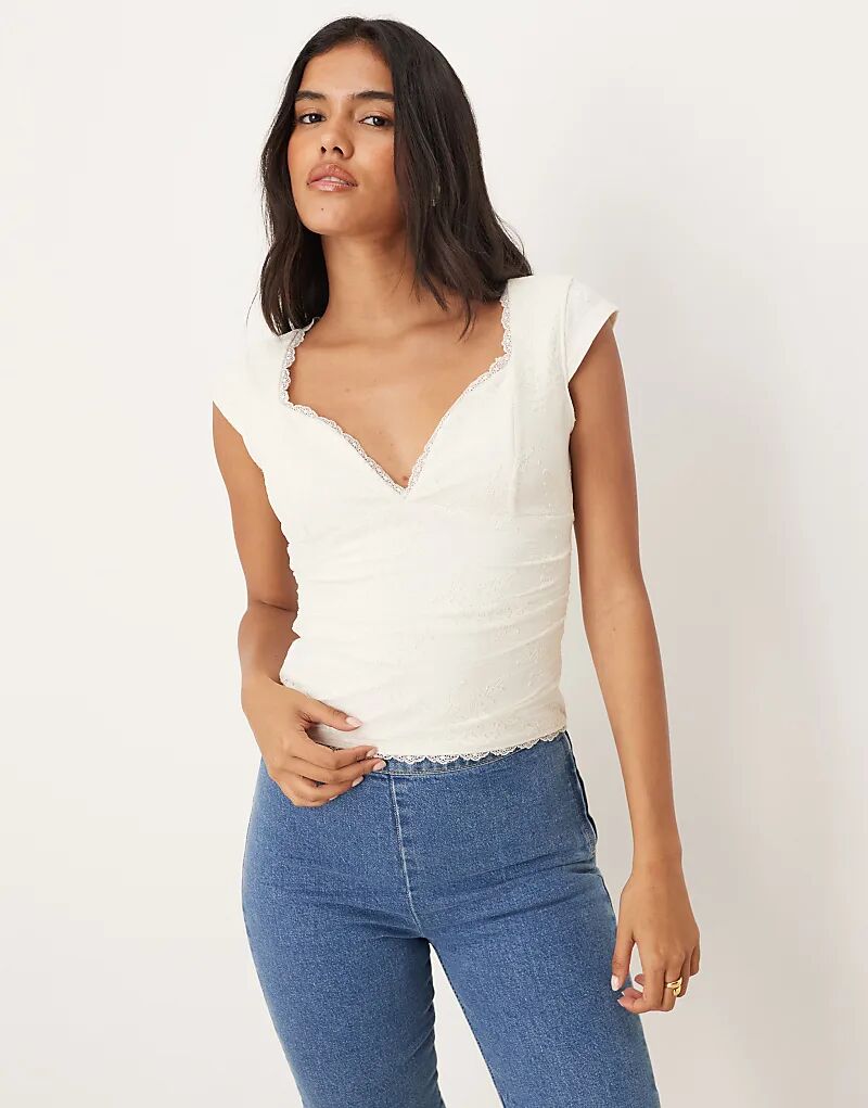 

Кружевной топ Abercrombie & Fitch с короткими рукавами и вырезом в форме сердца кремового цвета