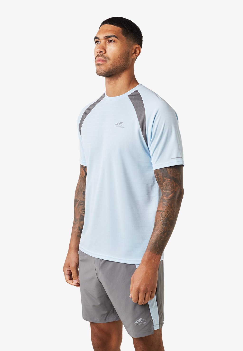 

Шорты CURVED CUT AND SEW TRAINING TWINSET - Print T-shirt CLOSURE London, синий