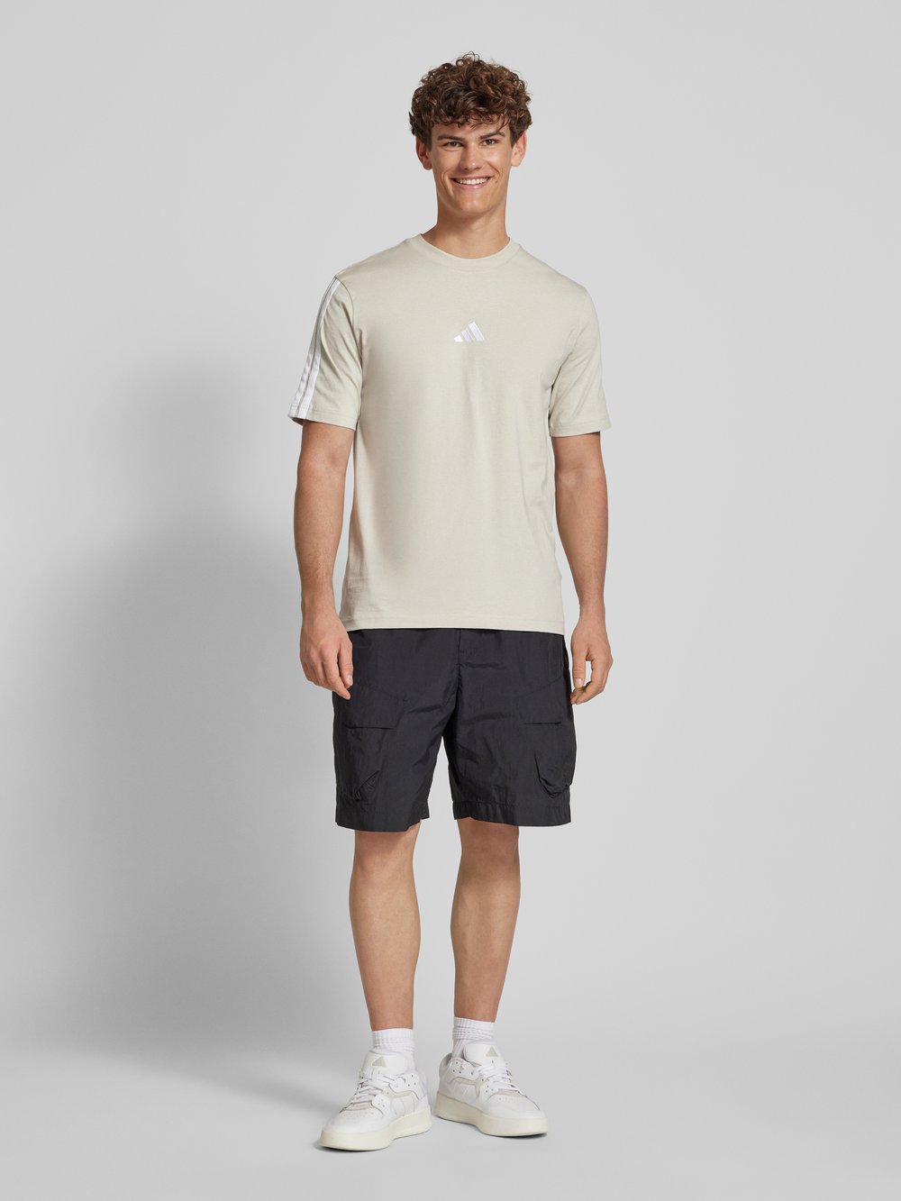 

Футболка с вышитой этикеткой ADIDAS SPORTSWEAR, песочный