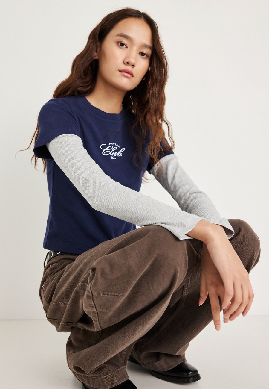 

Футболка Levi's ESSENTIAL SPORTY TEE, Dark Blue, Синий, Футболка Levi's ESSENTIAL SPORTY TEE, Dark Blue