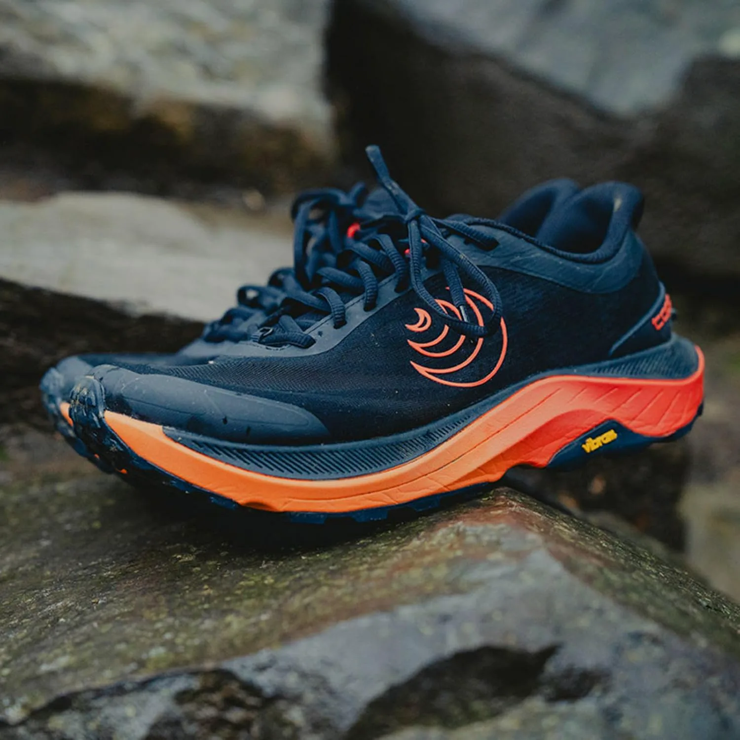 Мужские кроссовки Topo Athletic Ultraventure 4 с комфортной амортизацией, прочные, с перепадом пятки 5 мм для трейлового бега, спортивная обувь для бега по пересеченной местности, черный/красный — фото 2
