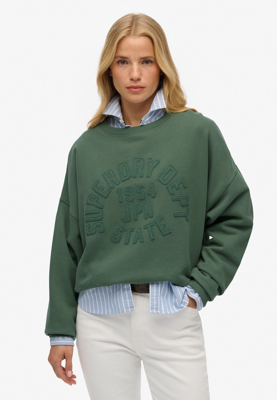 

Толстовка Superdry & Co ESSENTIALS TONAL APPLIQUE CREW, Laurel Khaki/Khaki