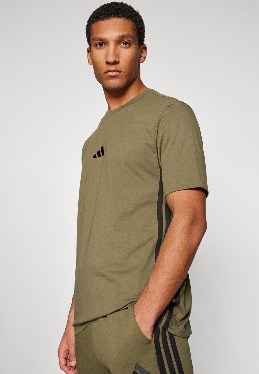 Футболка Adidas Sportswear ESSENTIAL THREE STRIPES, Olive Strata/Black/Khaki — фото 4