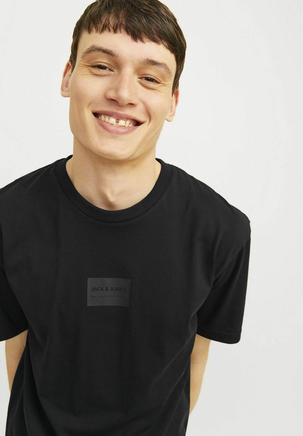 

Футболка с принтом RUNDHALS Jack & Jones, черный