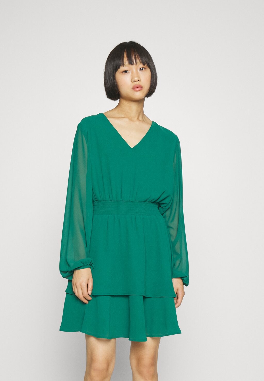 

Летнее платье Viannika V Neck Dress VILA Petite, цвет evergreen