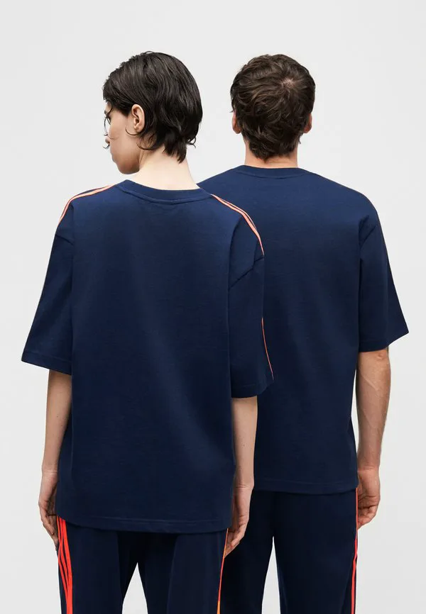 Футболка унисекс, базовая футболка Adidas Originals, Night Indigo/Lucid Orange — фото 4