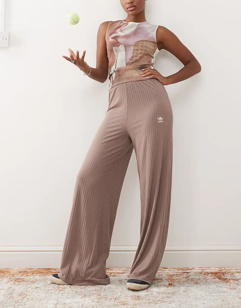 

Широкие брюки Trefoil Essentials в рубчик коричневого цвета adidas Originals