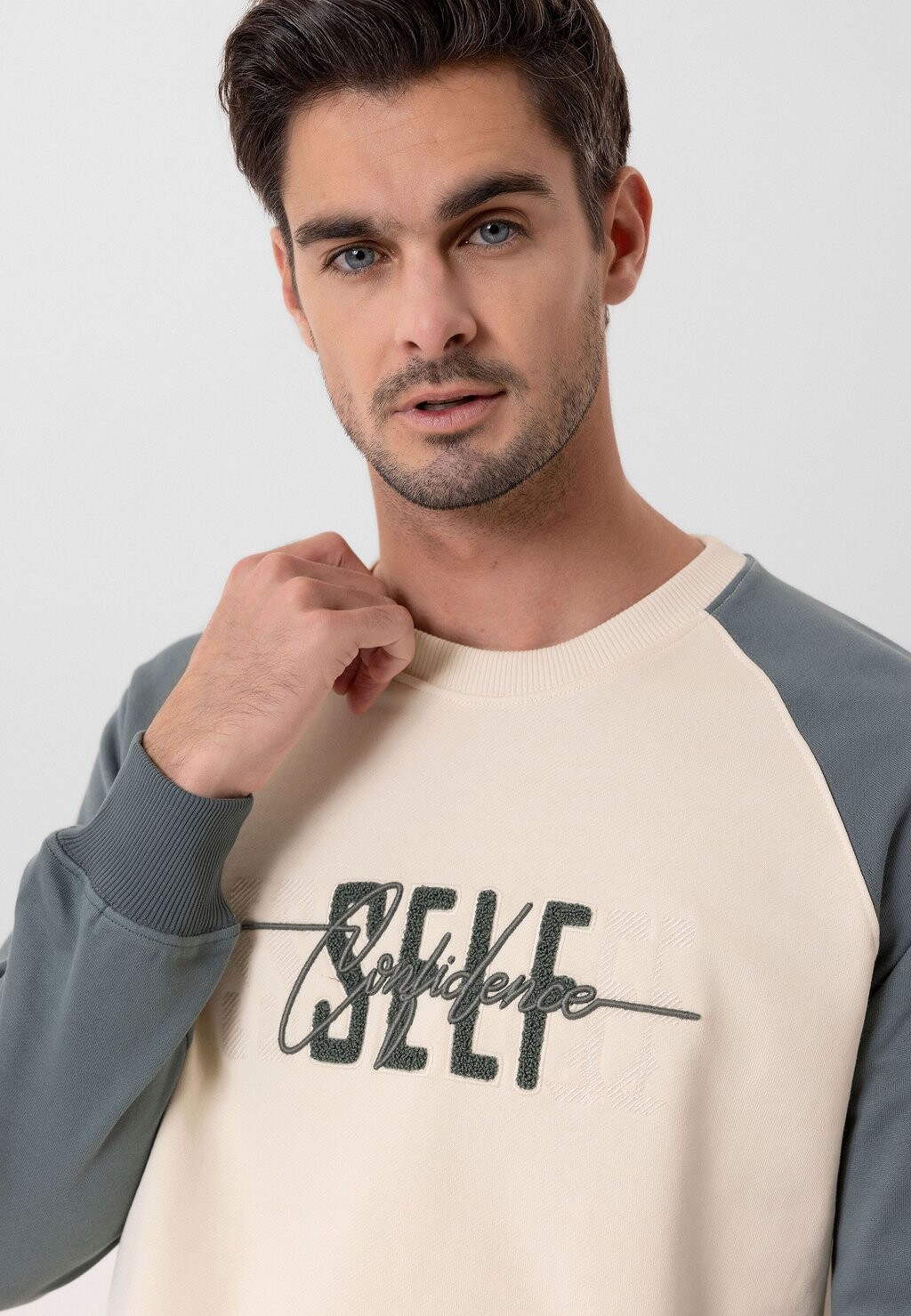 

Толстовка ARTURO Jacey Quinn, молочный