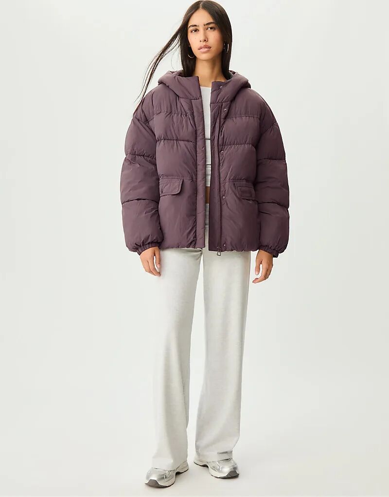 

Пуховик Stradivarius с капюшоном серого цвета