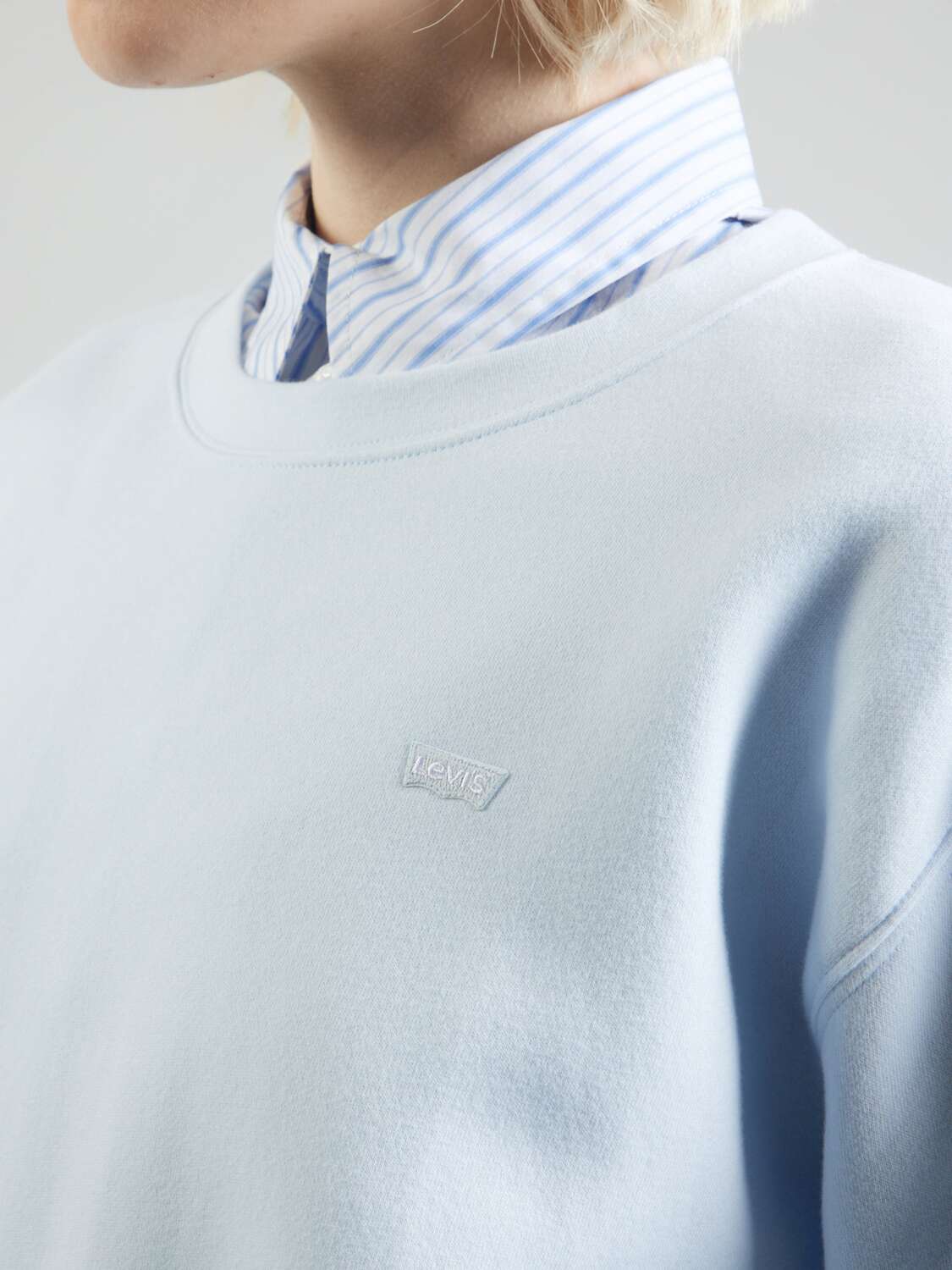 LEVI'S  Свитшот 'Everyday Sweatshirt' в пастельно-голубом цвете — фото 2