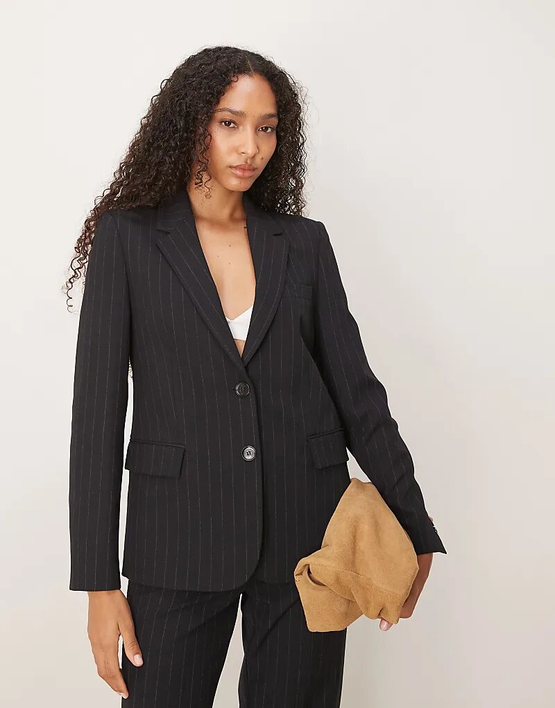 

Классический блейзер Mango в тонкую тёмно-синюю полоску