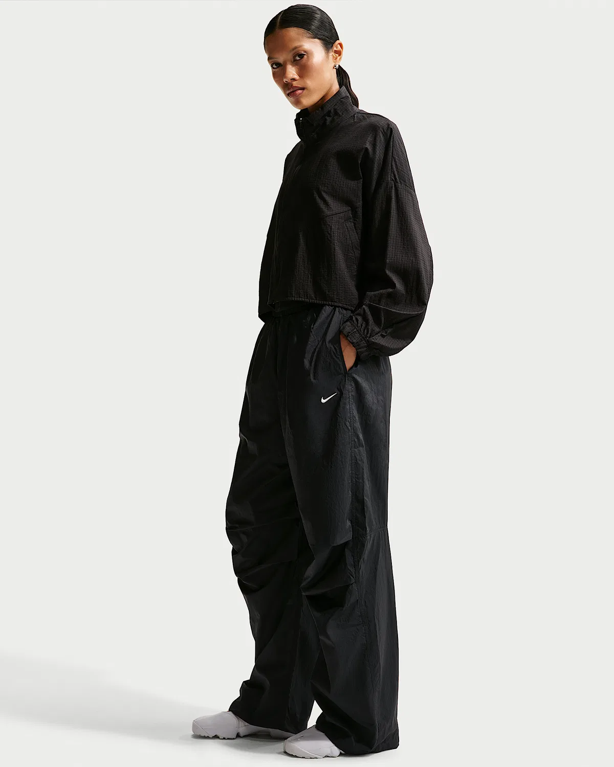 Женские брюки Nike Sportswear со средней посадкой, легкие, с защитой от УФ, Black/Sail — фото 4