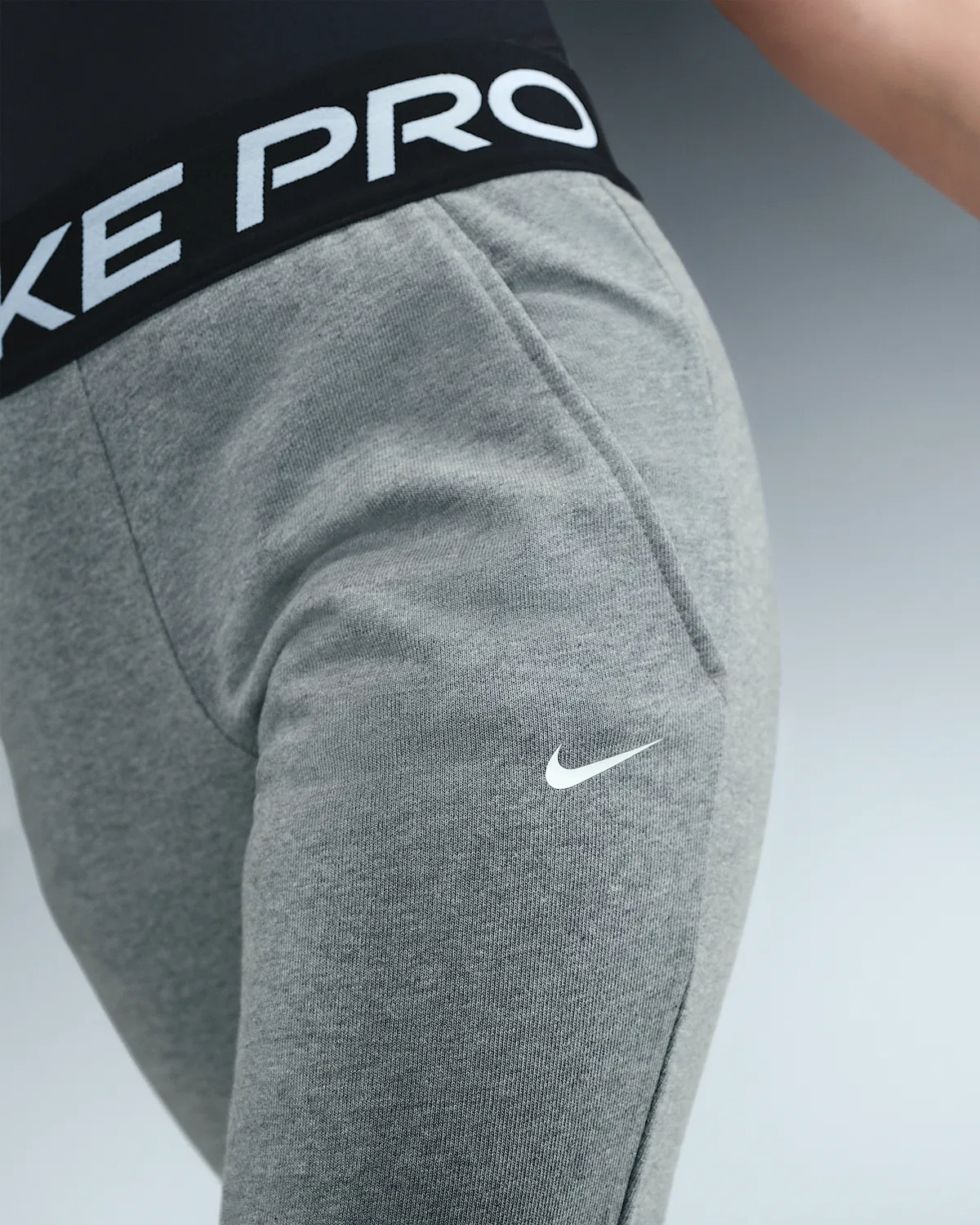 Детские (девчачьи) джоггеры Nike Pro Fleece Dri-FIT, Carbon Heather/Dark Steel Grey/Black/White — фото 2