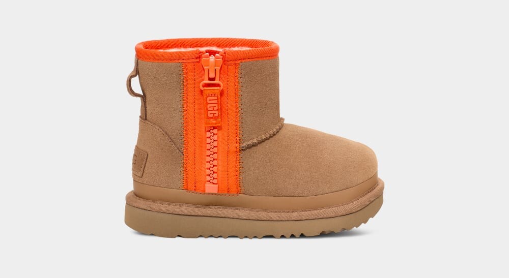 

Угги Classic Mini Zipper Tape Logo UGG, коричневый