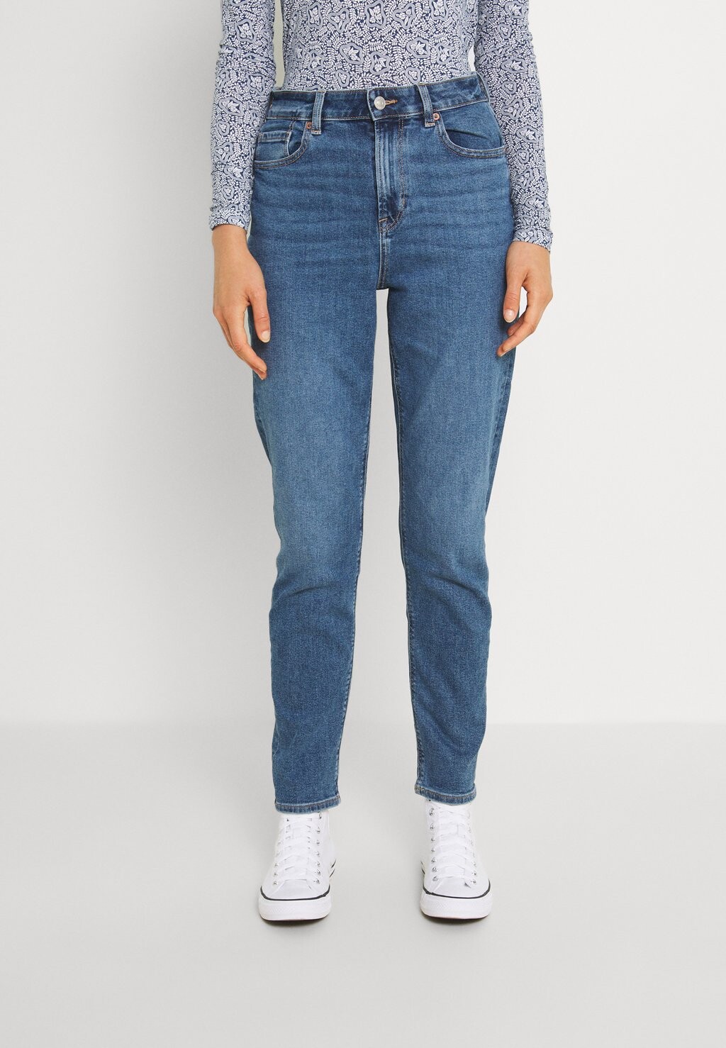 

Зауженные джинсы MOM American Eagle, синий