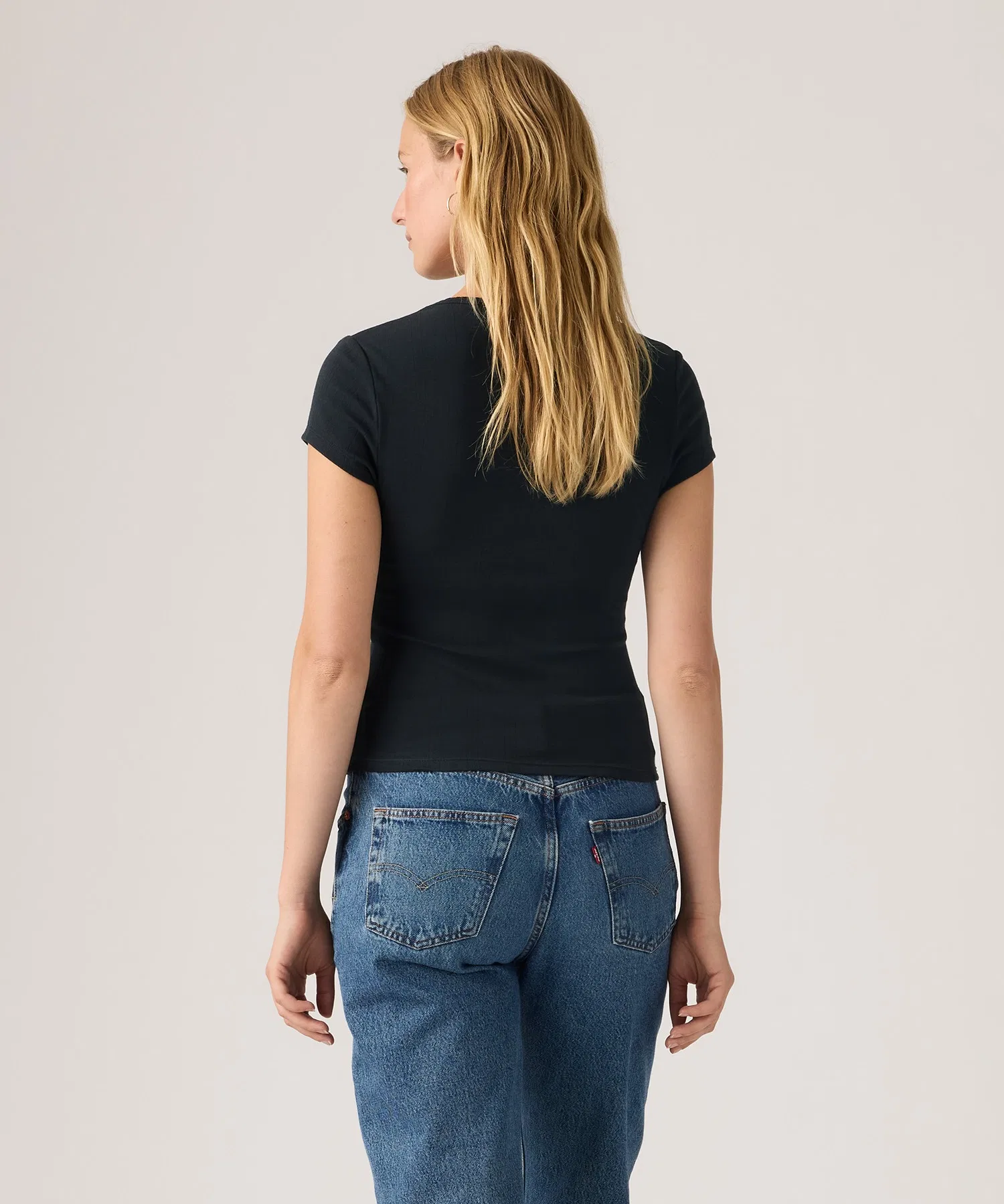 Женская футболка Levi's с коротким рукавом и логотипом — фото 2