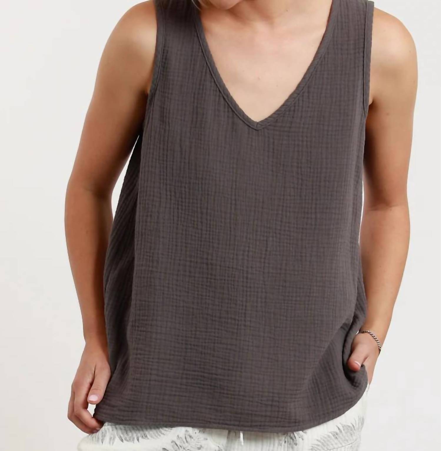 

Топ Lounge с глубоким V-образным вырезом серого цвета hello nite