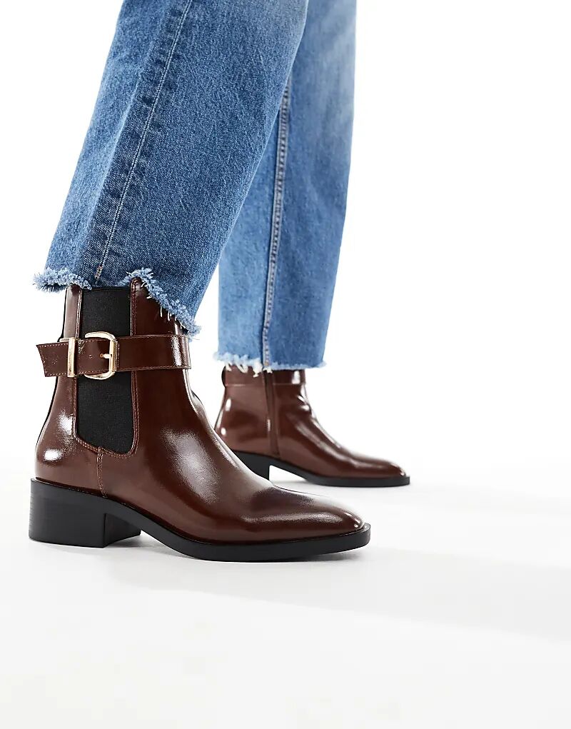 Коричневые ботинки челси на каблуке с пряжкой от Schuh Cadie