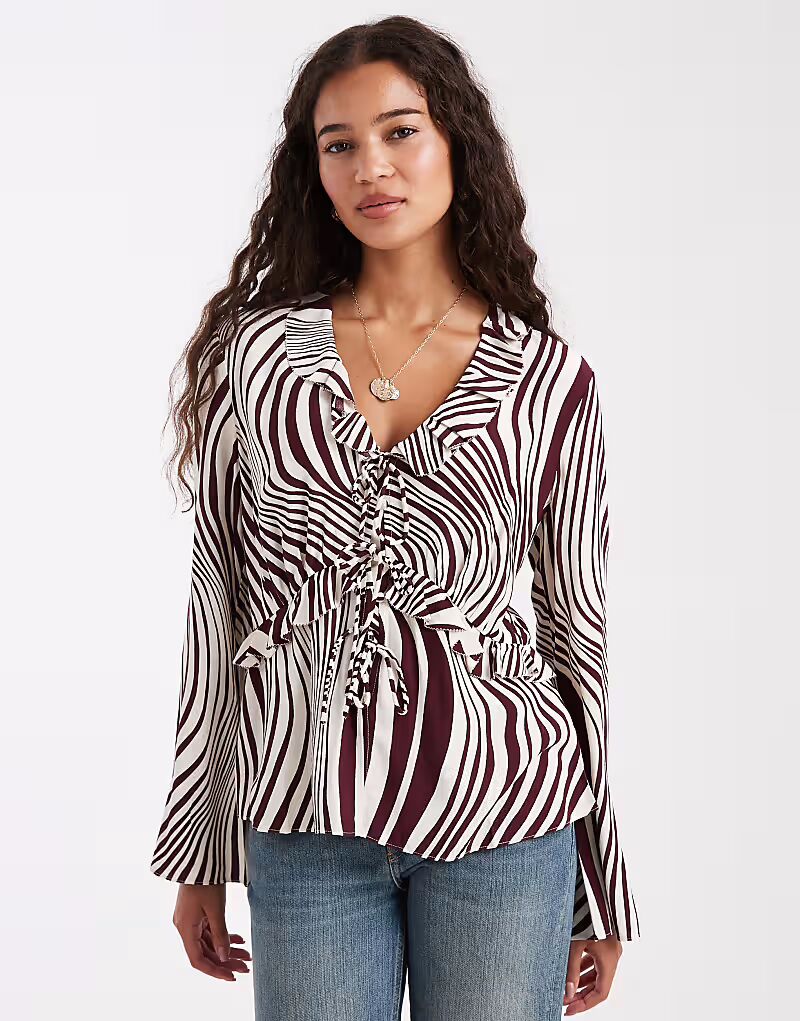 

Блузка с рюшами и завязкой в бордовых тонах French Connection