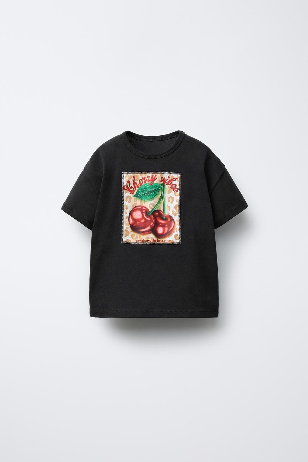 

Футболка с вишневой нашивкой ZARA, цвет Dark anthracite