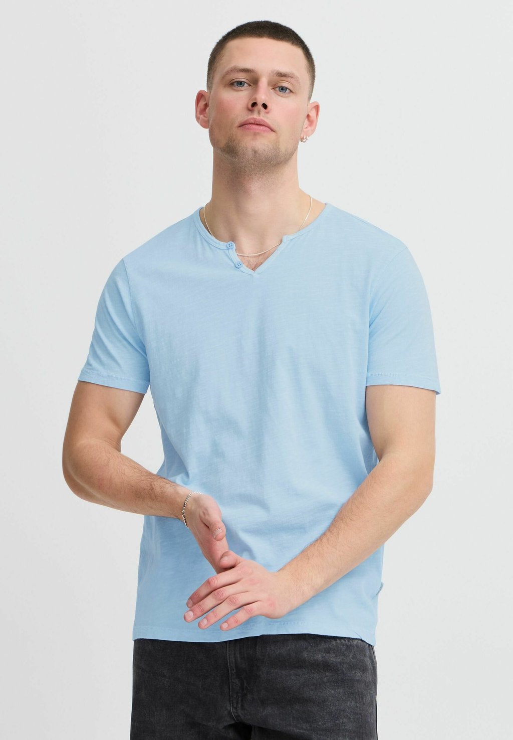 

Базовая футболка BHASHTON SPLIT NECK Blend, синий