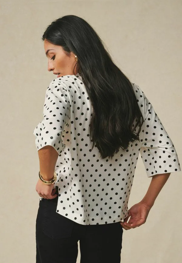 Свободная футболка свободного кроя с круглым вырезом и длиной до локтя. Next, White Black Polka Dot — фото 2