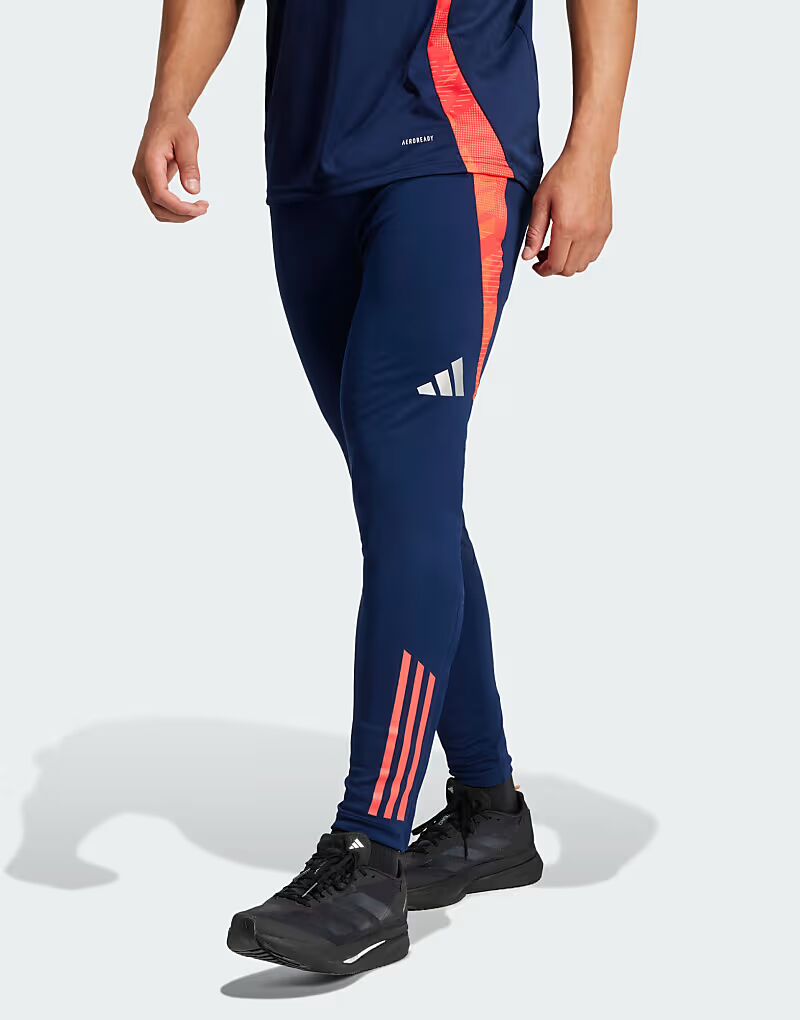 

Тренировочные брюки Adidas performance Manchester United Tiro 24 в цвете «ночной индиго» / «ярко-красный»