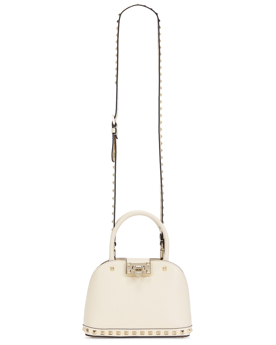 

Маленькая сумка с двойной ручкой Rockstud Valentino Garavani, цвет Light Ivory