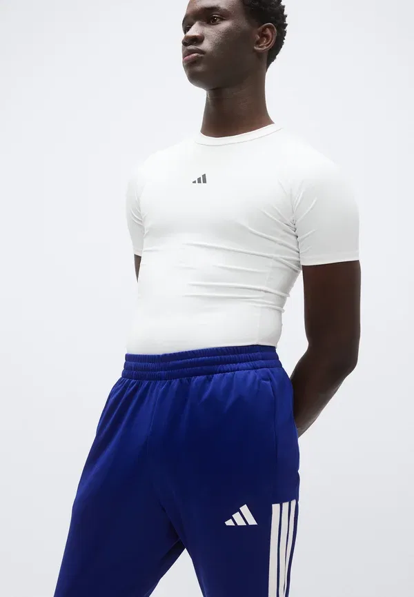 Спортивные штаны Adidas Sportswear House of tiro nations pack, цвет мистические чернила/чистый рубин/белый — фото 4