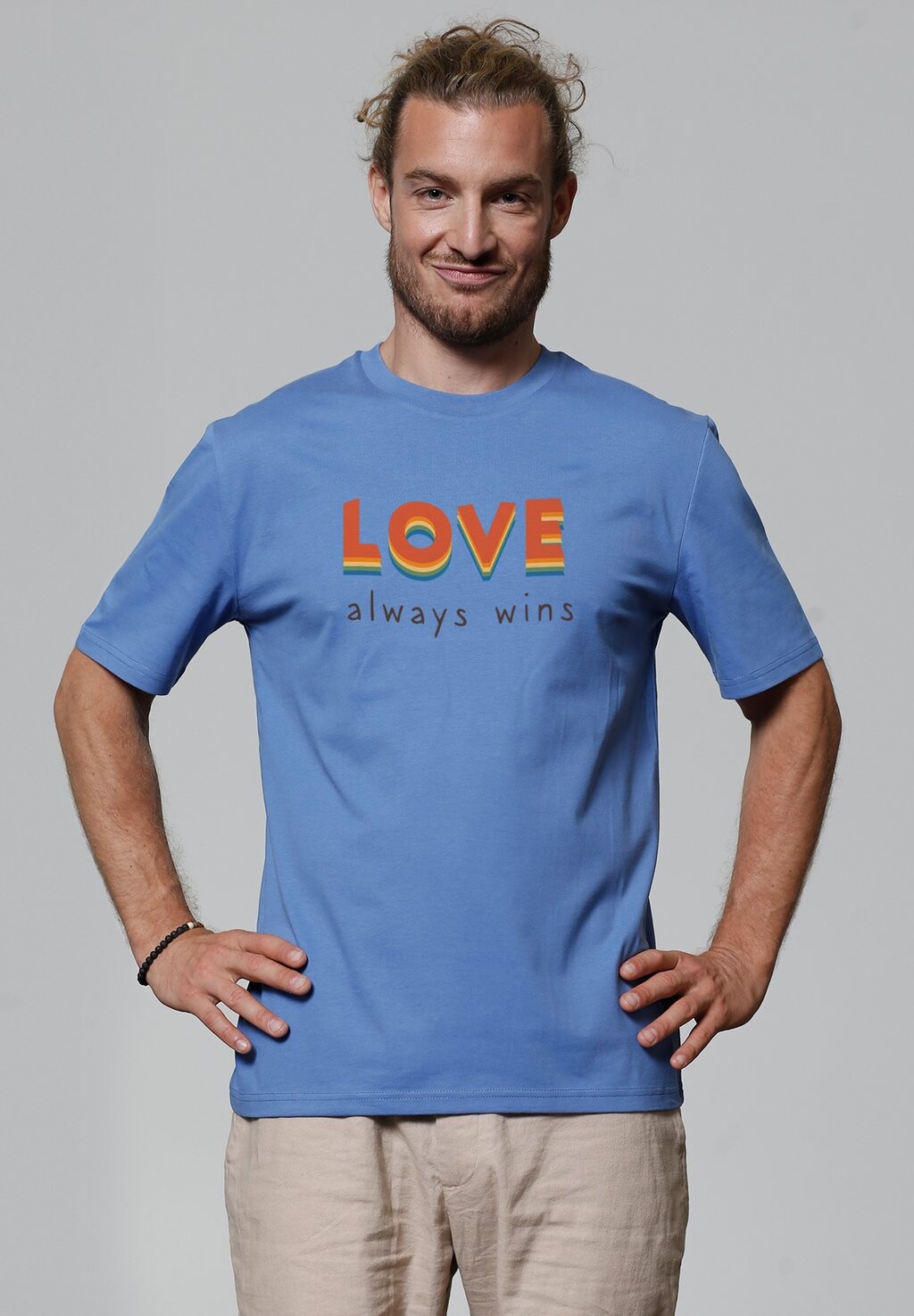 

Футболка с принтом LOVE ALWAYS WINS watapparel, светло-голубой