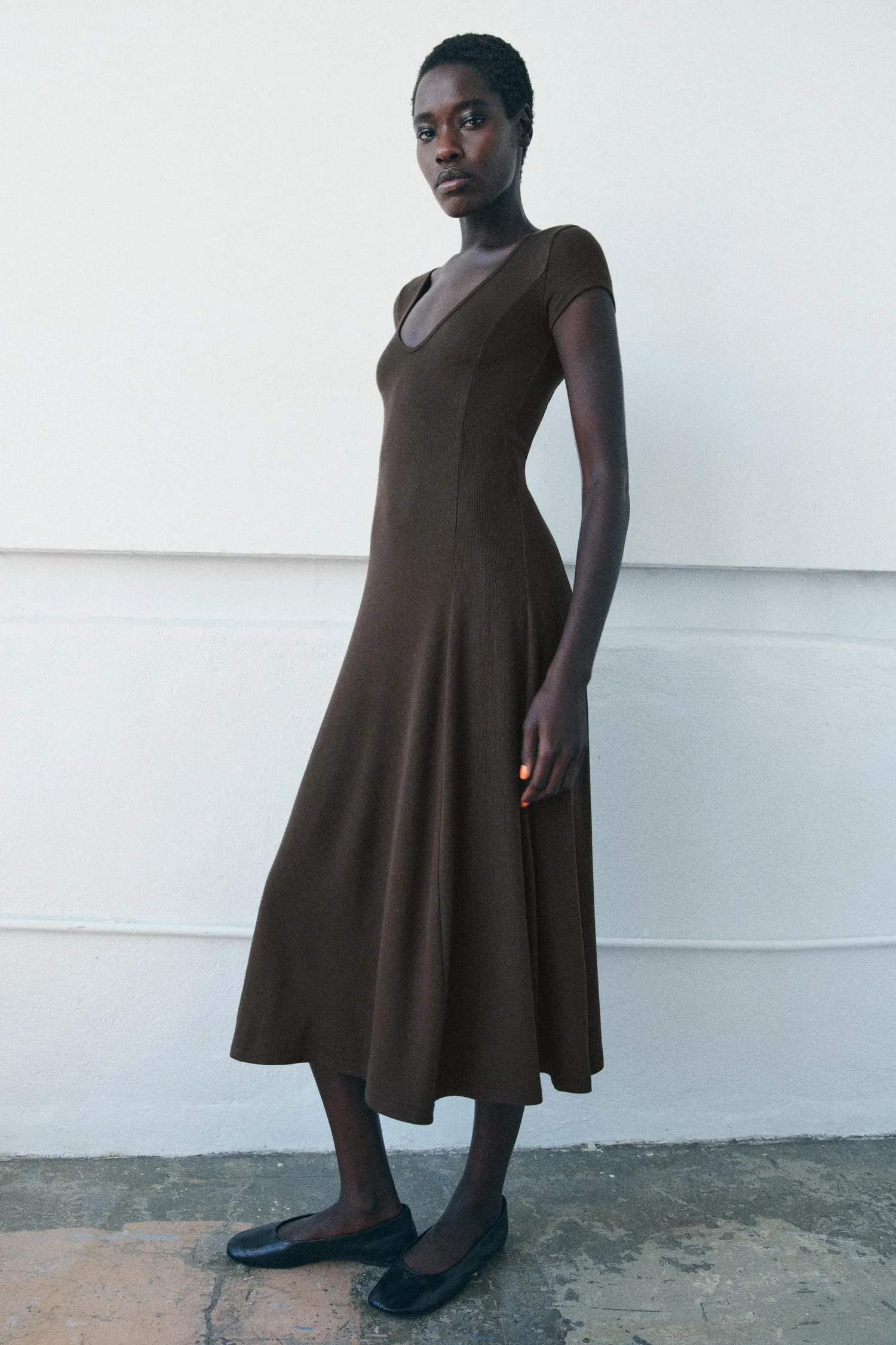 Длинное платье в ребристую ткань Zara, коричневый