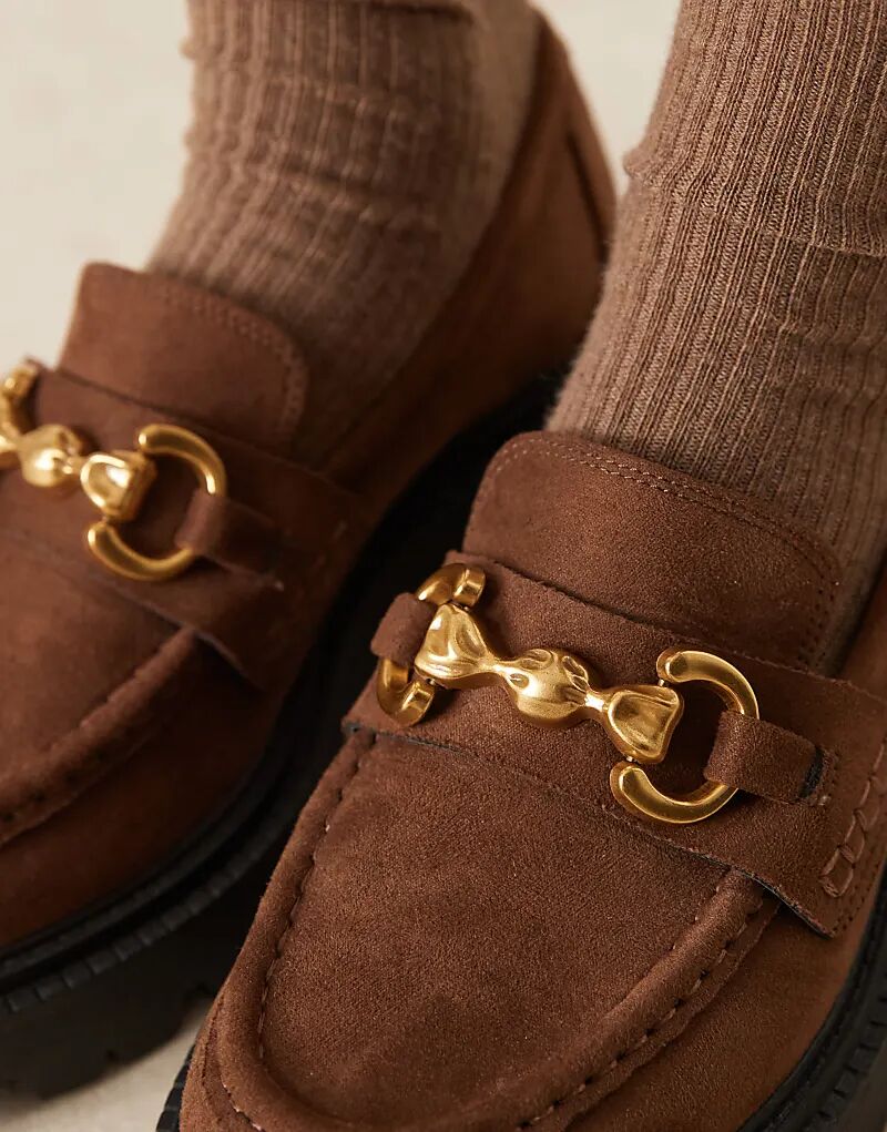 Лоферы ASOS DESIGN Milan с массивной цепочкой из замши шоколадного цвета — фото 2