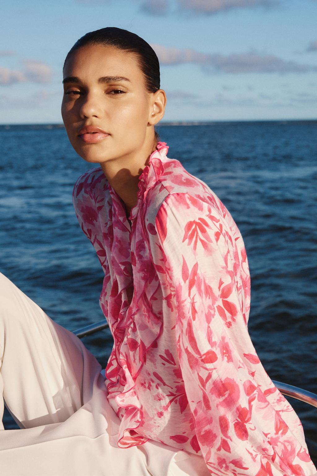 

Блузка с принтом и оборками ZARA, цвет Pink/White