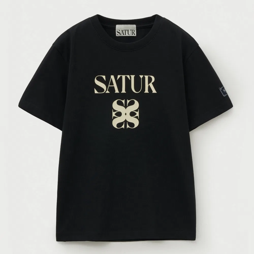 Детская футболка с классическим логотипом чёрная от Satur Kids — фото 2