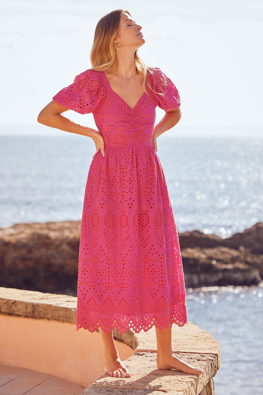 

Вышитое платье миди с глубоким вырезом Friends Like These, розовый