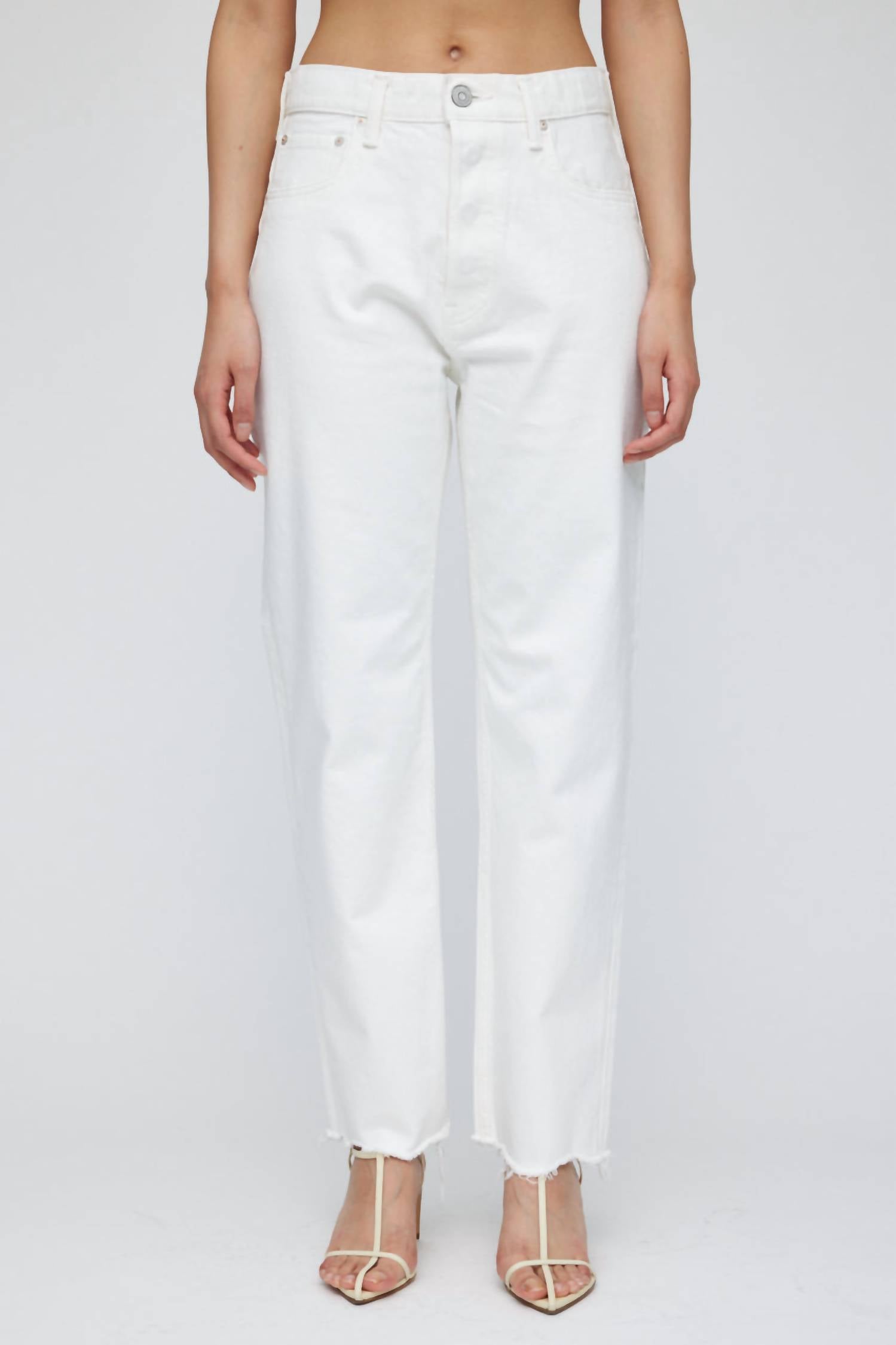 

Aurora Широкие прямые укороченные джинсы белого цвета Moussy