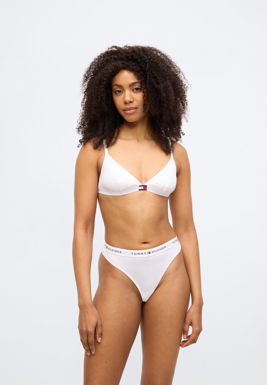 Трусы Tommy Hilfiger THONG 3 PACK, Desert Sky/White/Primary Red/Dark Blue — фото 2