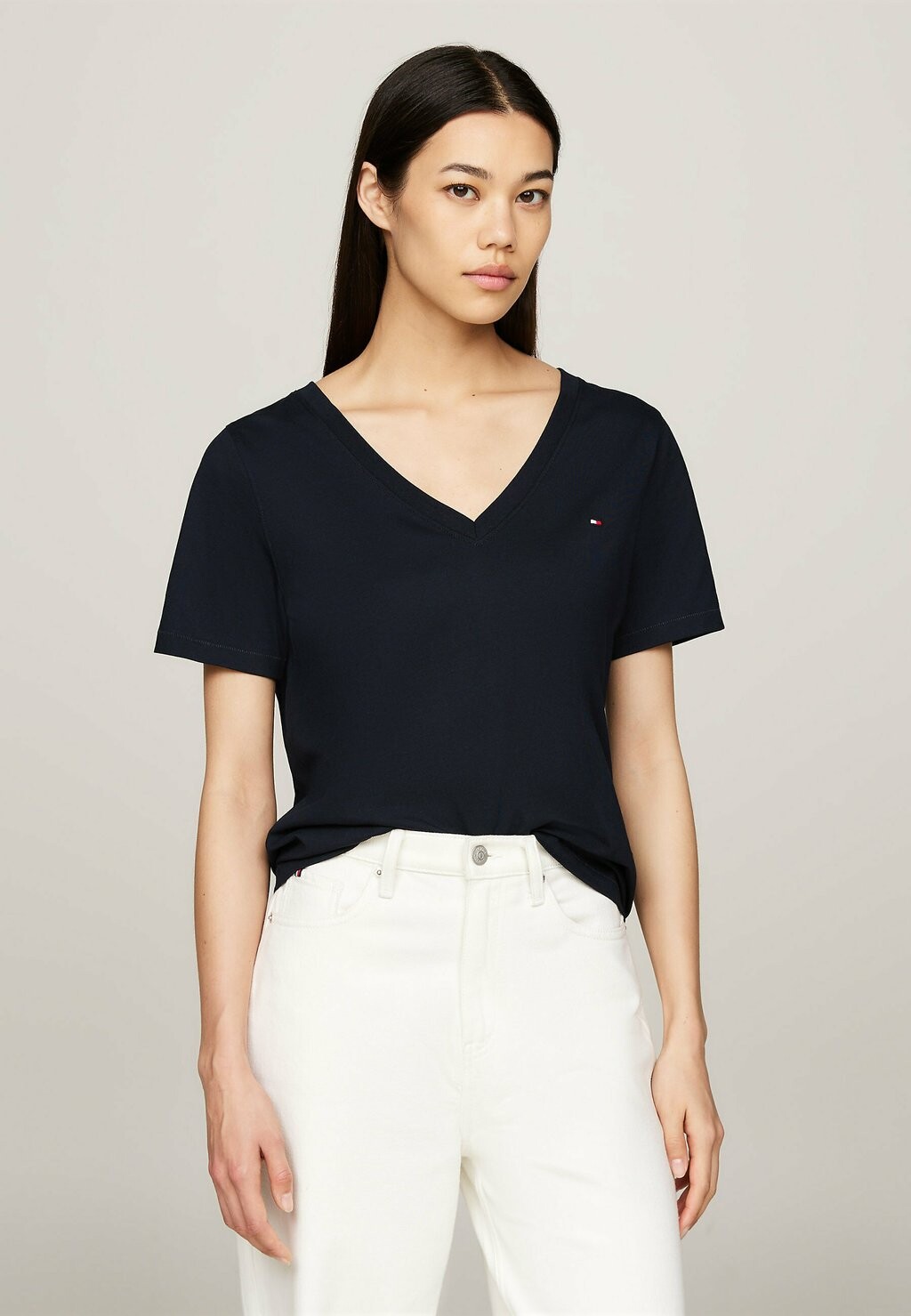 

Базовая футболка FLAG EMBROIDERY V NECK Tommy Hilfiger, темно-синий