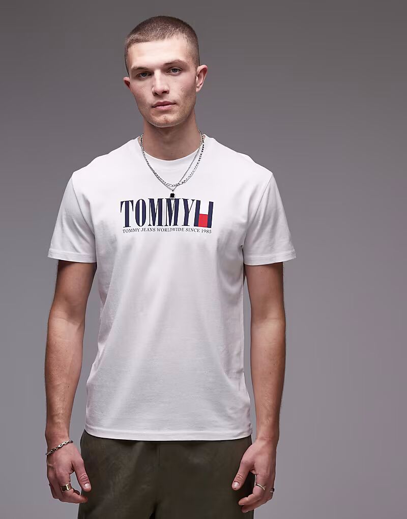 

Футболка Tommy Jeans с линейным логотипом-флагом белого цвета