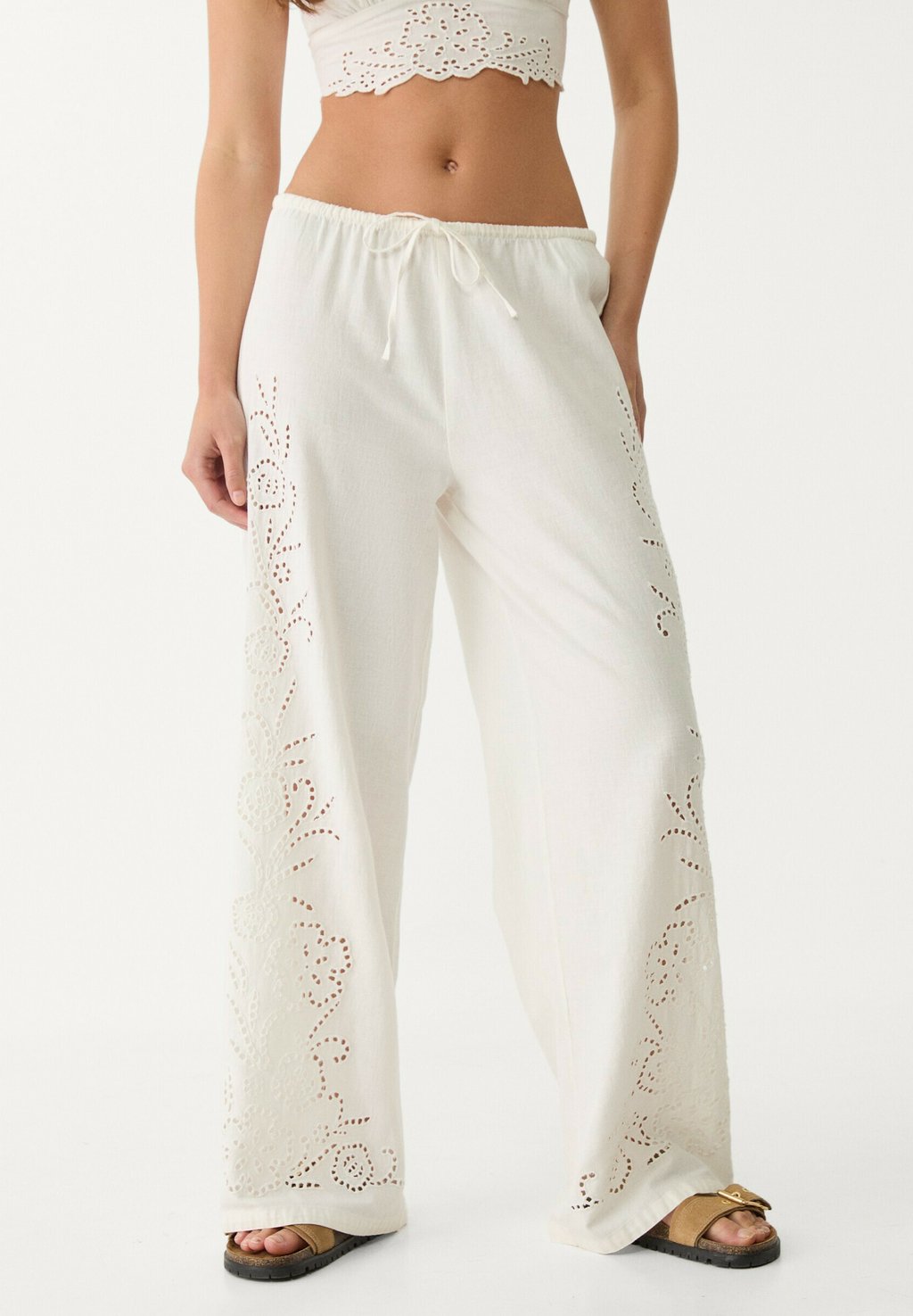 

Брюки LOOSE-FITTING BLEND WITH EMBROIDERY Stradivarius, бежевый