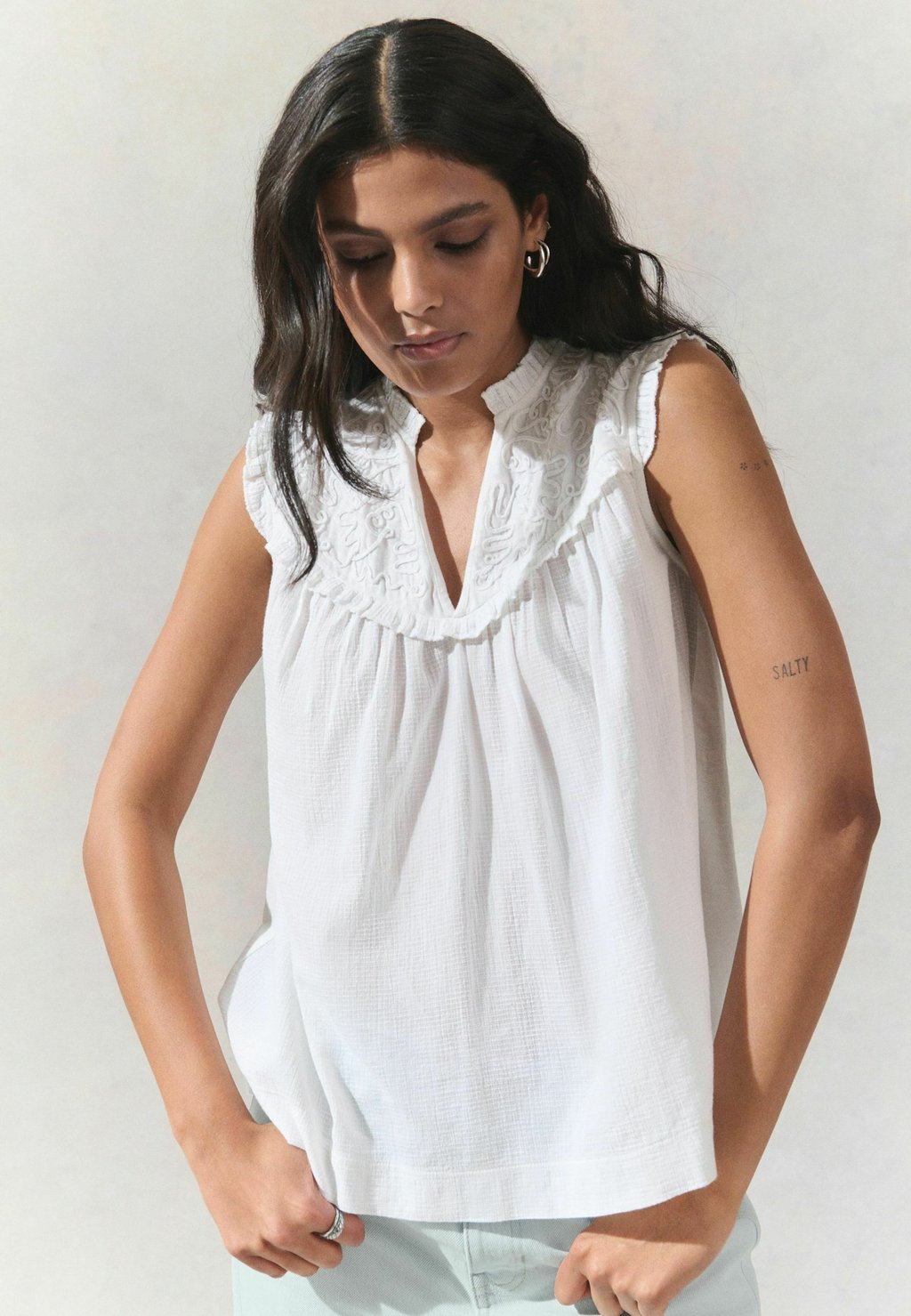 

Топ REGULAR FIT V-NECK EMBROIDERED FRILL SLEEVLESS - Blouse Next, белый