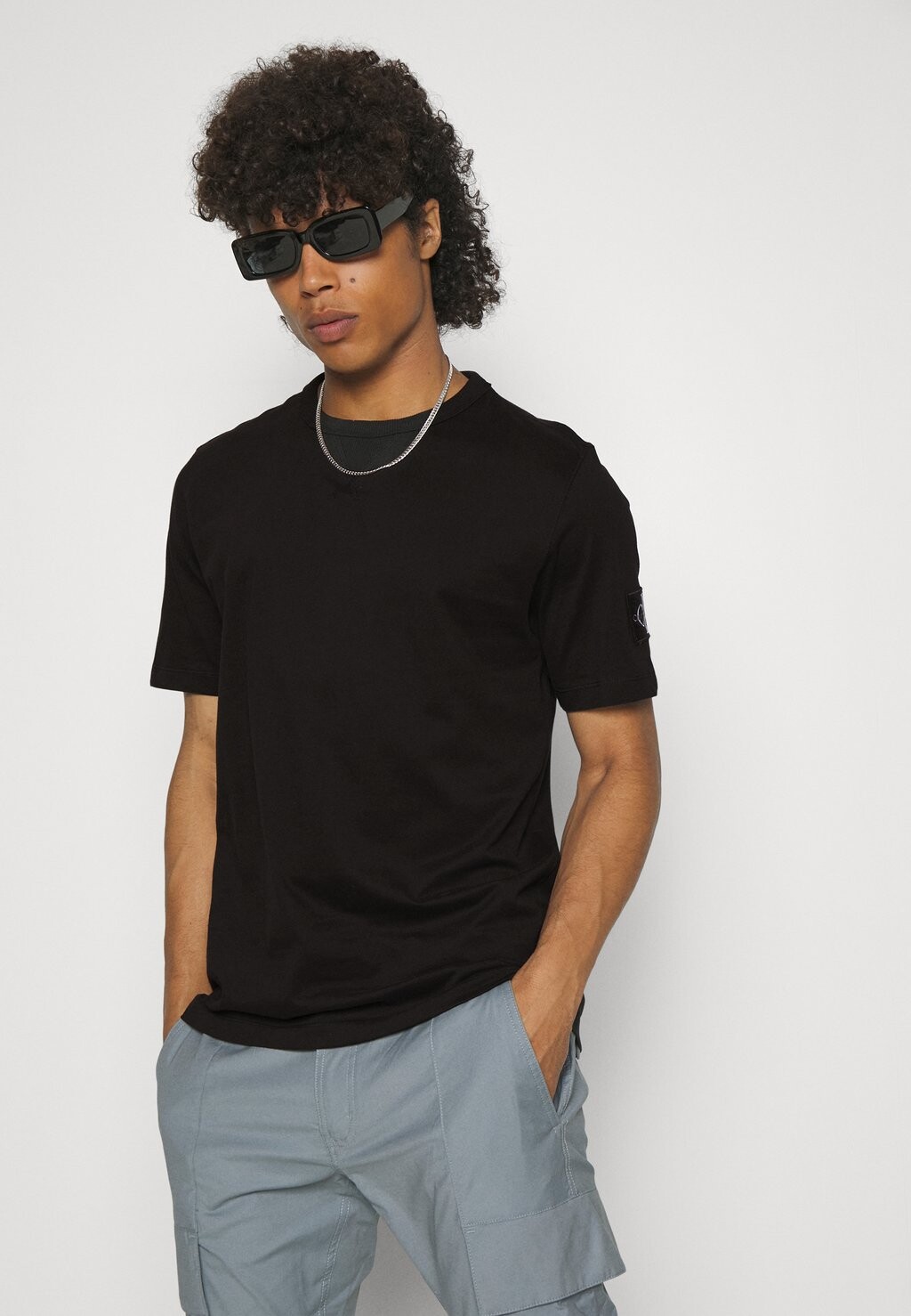 Базовая футболка Badge Regular Tee Calvin Klein Jeans, черный — фото 4