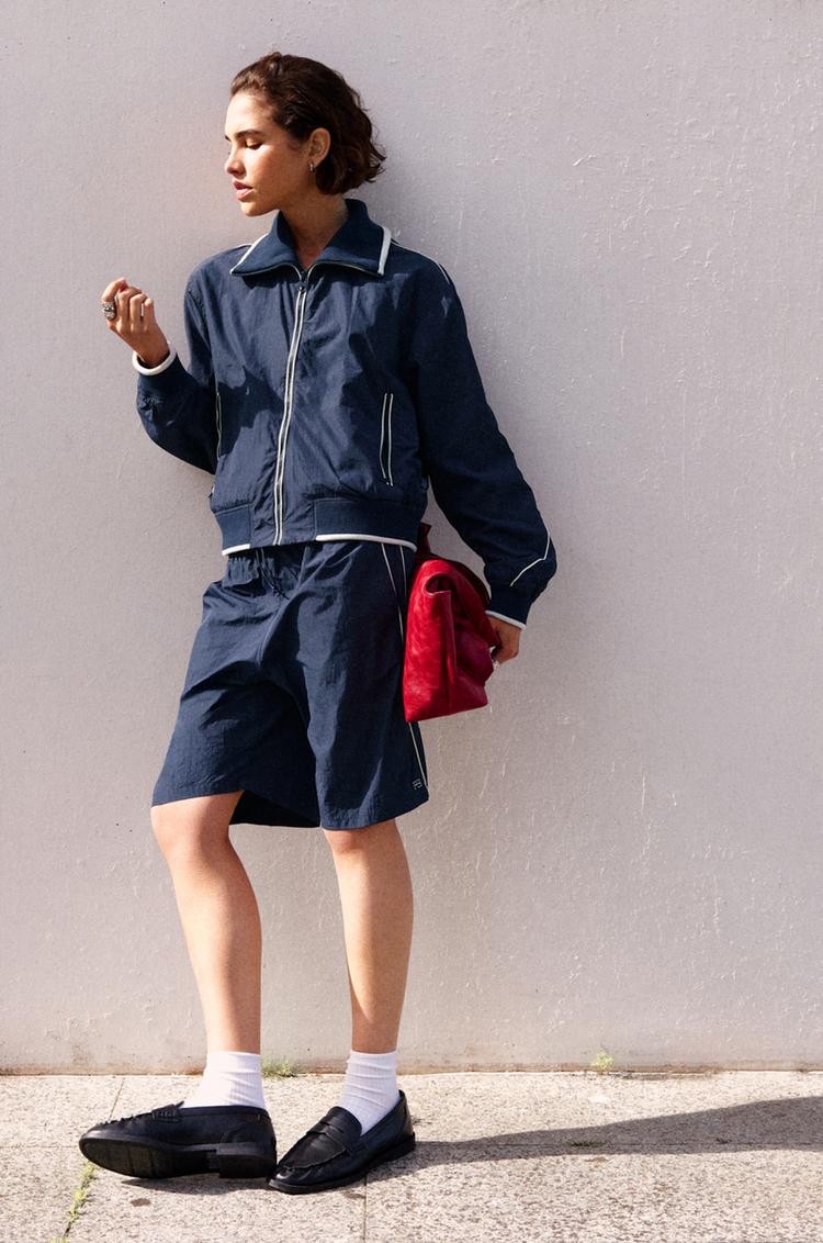 

Шорты-Бермуды Jogger с полосками по бокам Pull And Bear, синий