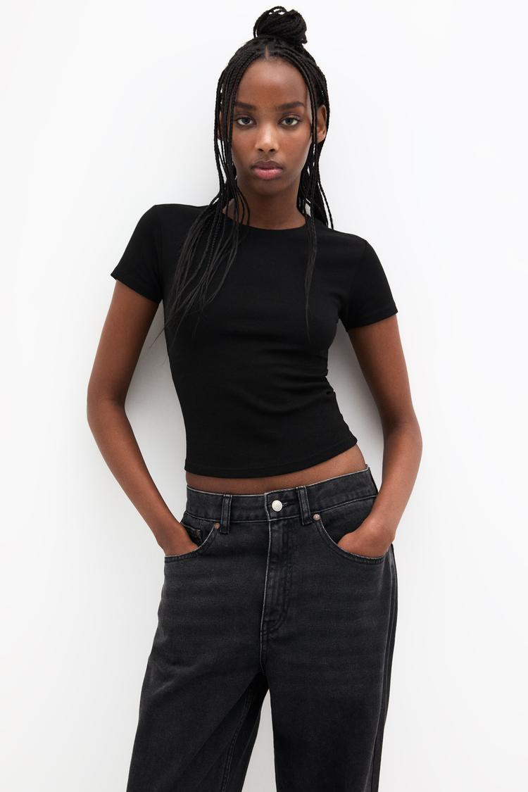 

Приталенная футболка Pull And Bear, черный