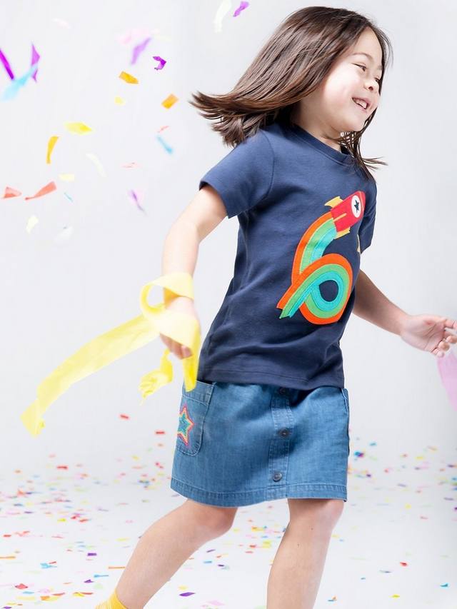 

Детская футболка Magic Number 6 из органического хлопка с ракетой Frugi, Indigo/Multi